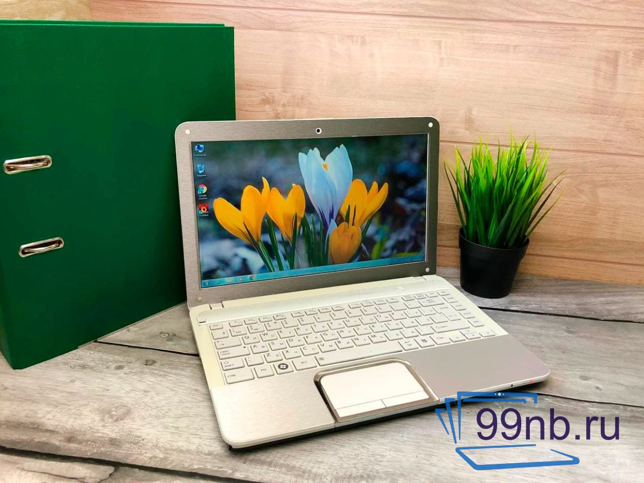  Белый ноутбук Toshiba для работы и учёбы