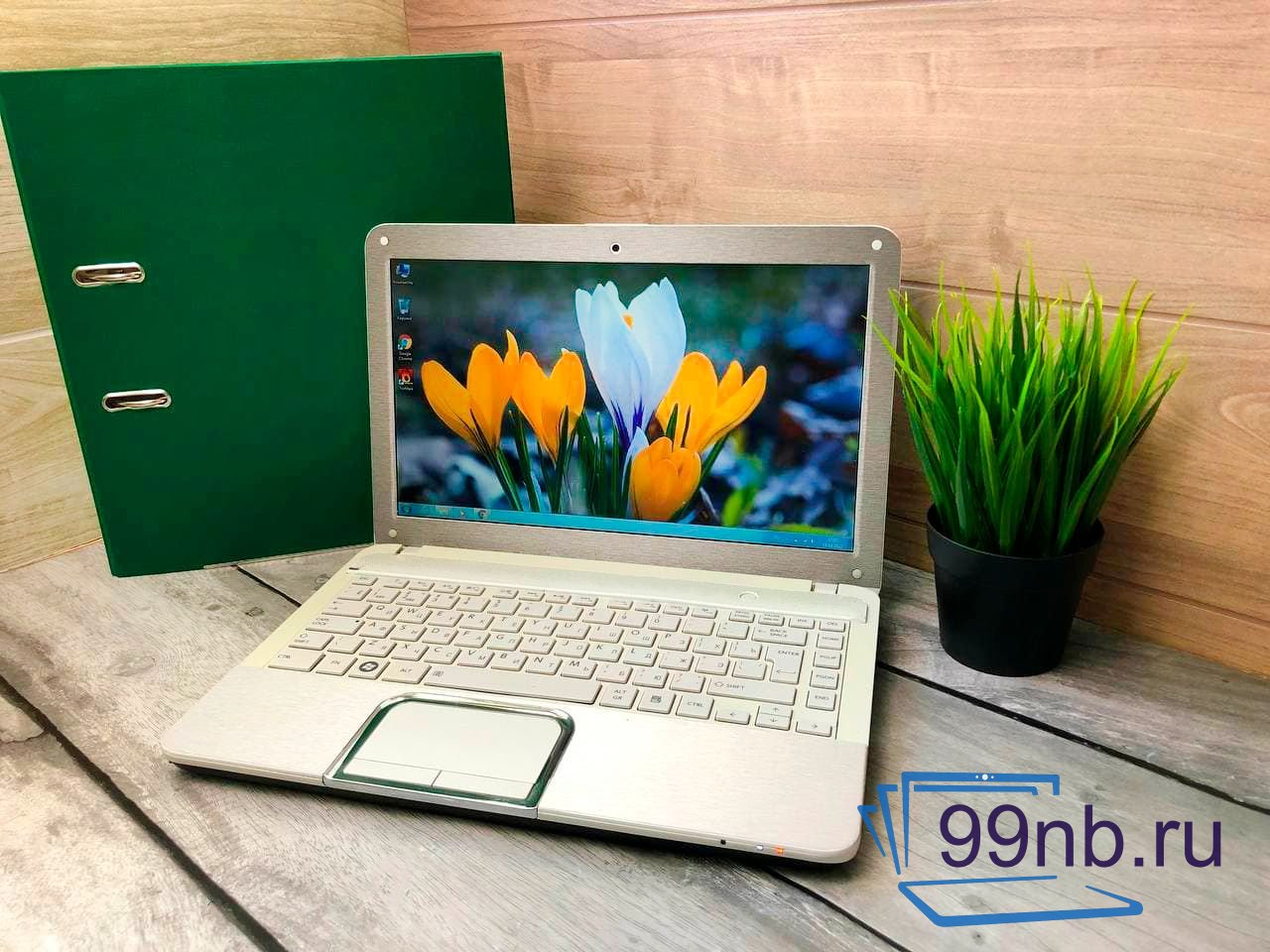  Белый ноутбук Toshiba для работы и учёбы